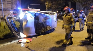 Strażacy na miejscu zdarzenia drogowego.
