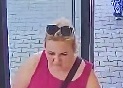 kobieta w wieku około 40 - 45 lat, sylwetka o pełniejszych kształtach, włosy blond spięte z tyłu klamrą, na głowie okulary przeciwsłoneczne. W dniu zdarzenia ubrana była w różową koszulkę na ramiączka, fioletowe krótkie spodenki, czarne sandałki, a przez ramię miała przewieszoną dużą czarno - białą torbę.