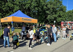 Policjantka z Wydziału Ruchu Drogowego Komendy Miejskiej Policji w Łodzi wspólnie z przedstawicielem WORD w Łodzi w trakcie zawodów rowerkowych .