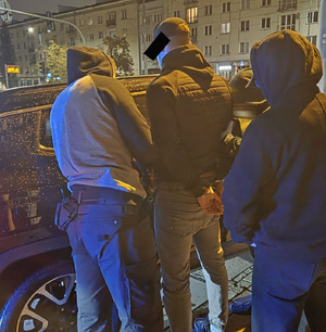 Zatrzymany prowadzony przez łódzkich policjantów.