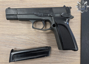 Pistolet zabezpieczony przez policjantów.
