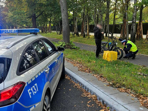 Policjant Wydziału Ruchu Drogowego Komendy Miejskiej Policji w Łodzi w trakcie kontroli pojazdu.