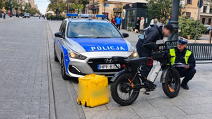 Policjant Wydziału Ruchu Drogowego Komendy Miejskiej Policji w Łodzi w trakcie kontroli pojazdu.