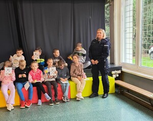 Policjantka z dziećmi w trakcie zajęć.