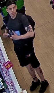 Rysopis sprawcy: mężczyzna w wieku około 22 lat, w dniu zdarzenia ubrany był w czarny t-shirt, krótkie czarne spodenki, czarną czapkę z daszkiem, czarne buty sportowe, przy sobie miał czarny plecak