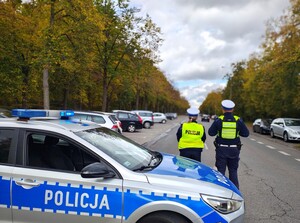 Policjanci z Wydziału Ruchu Drogowego Komendy Miejskiej Policji w trakcie zabezpieczenia.