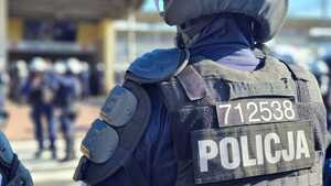 Policjanci w trakcie zabezpieczenia.