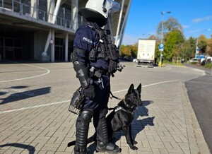 Policyjny przewodnik z psem służbowym.