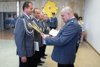 Komendant Wojewódzki wręcza puchar funkcjonariuszom