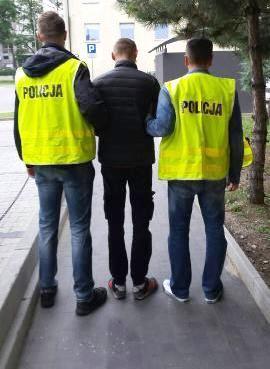 policjanci prowadzą zatrzymanego