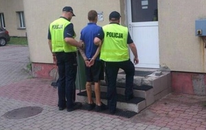 policjanci prowadzą zatrzymanego