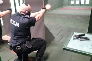 policjant podczas strzelania na strzelnicy