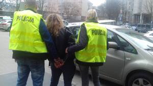 policjanci z agresywnym pasażerem tramwaju, który groził nożem kontrolerowi