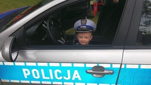 chłopiec w radiowozie