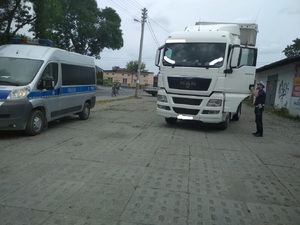 policjanci kontrolują białą cieżarówkę