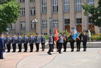 Komendant Wojewódzki Policji w Łodzi przechodzi przed policjantami.