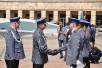 Komendant Wojewódzki i Komendant Miejski Policji w Łodzi wręcza odznaczenia wyróżnionym policjantom.