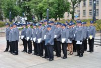 Awansowani i odznaczeni policjanci w mundurach galowych stoja w szyku na Placu.