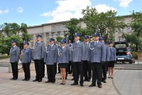 Policjanci wyróżnieni i awansowani stoja w szyku.