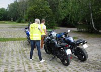 policjanci podczas oględzin odzyskanych motocykli