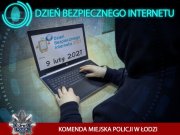 Plakat na dzien bezpiecznego internetu. Osoba siedząca przy komputerze i pisząca na klawiaturze, ubrana jest w czarna bluze.