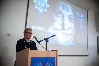 przedstawicielka policji holenderskiej podczas konferencji