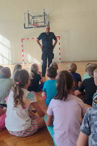 Policjant na pogadance w szkole